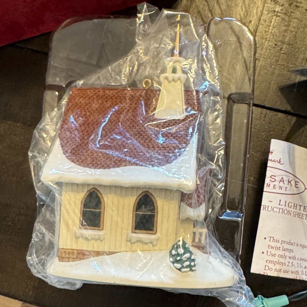 Hallmark Colonial Church Ornament - Red and White Collectors 1999 - Picture 4 of 12